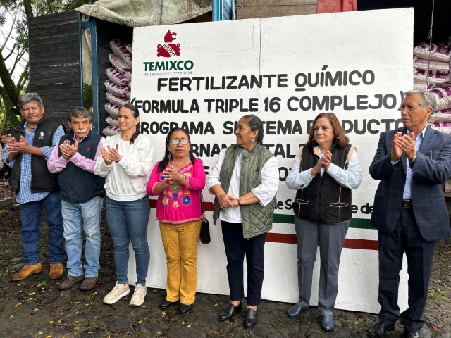 Juanita Ocampo entrega fertilizante a productores de rosas en Temixco