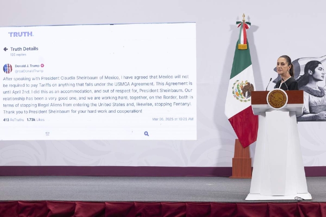 En su conferencia de prensa matutina, mostró el mensaje que difundió el presidente estadounidense donde se refiere a la llamada que sostuvo con su homóloga mexicana.