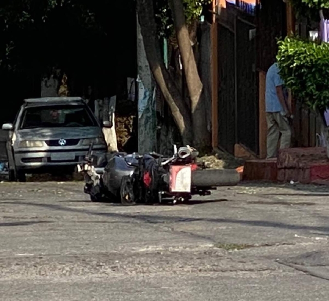 La moto en la que viajaba el agraviado quedó tirada en la calle.