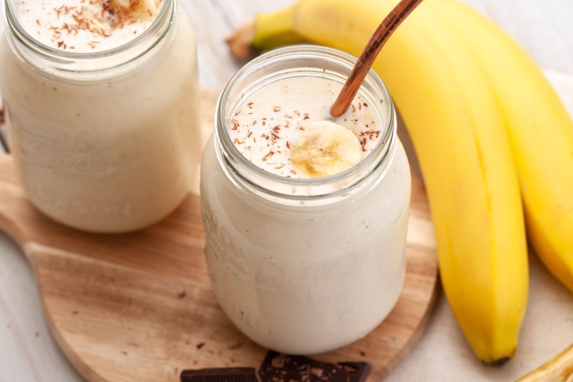 Energízate con este smoothie de plátano, nuez y avena para un desayuno rápido