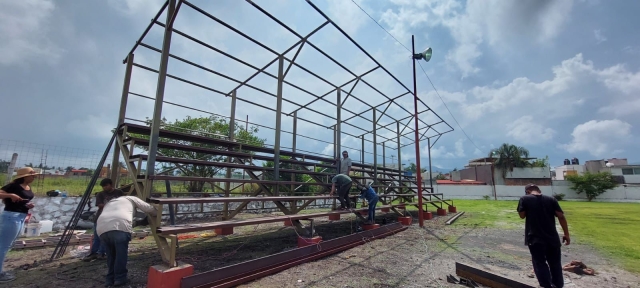 Gobierno de Jiutepec realiza mantenimiento a canchas de futbol del municipio