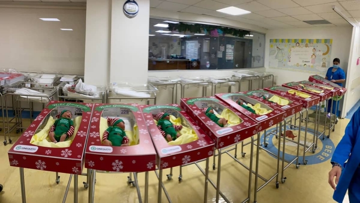 Hospital disfraza a recién nacidos de duendes.