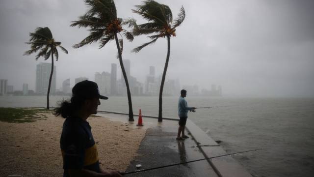 Tormenta tropical Idalia se intensifica y amenaza Florida