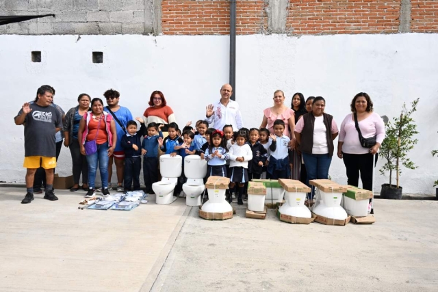 El alcalde entregó el material directamente.