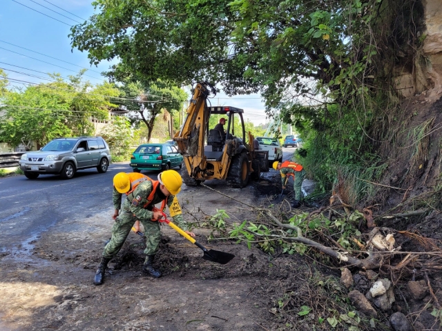 Realiza personal militar remisión de escombros en carretera Cuernavaca-Taxco