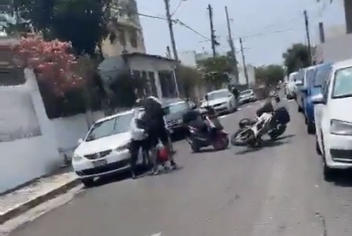 IMÁGENES FUERTES: un motociclista da paliza a policía de tránsito en Boca del Río, Veracruz