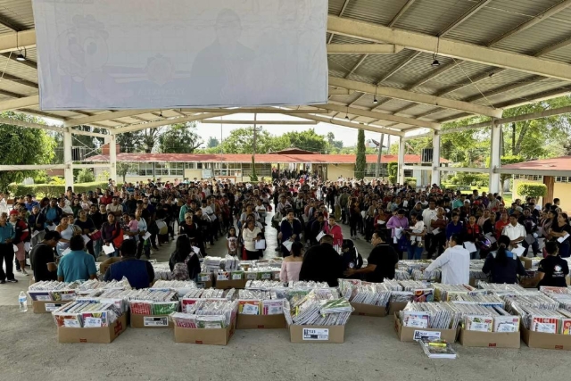 La entrega comenzó en la Escuela Primaria “José María Morelos y Pavón”.