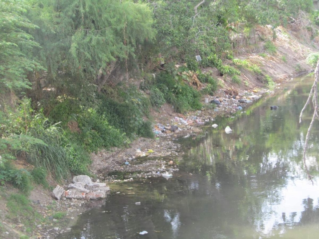  Desde el puente Apatlaco se puede observar el volumen de desechos que se lanzan al río y son arrastrados por la corriente.