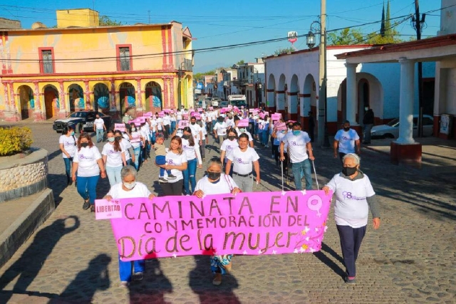 Decenas de mujeres del municipio participaron en el inicio de las actividades conmemorativas.