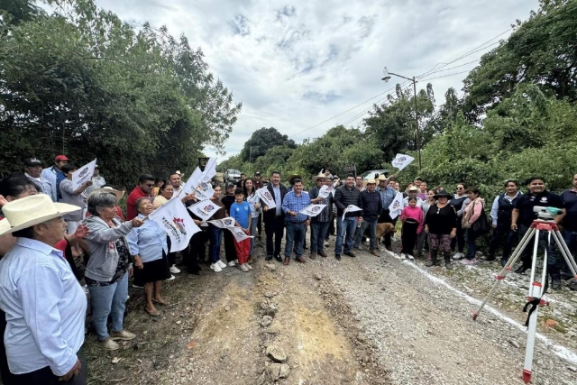 Pobladores de Achichipico y autoridades dieron el banderazo de inicio.