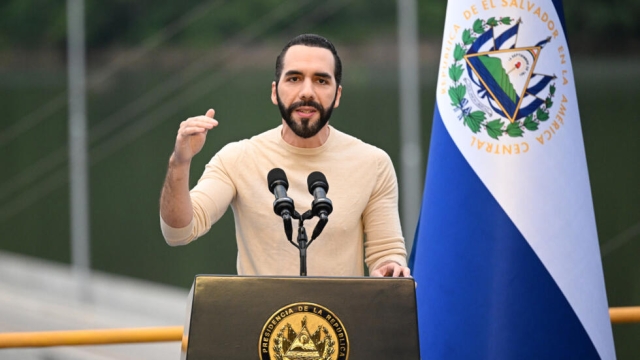 El Salvador otorga licencia a Bukele para buscar reelección