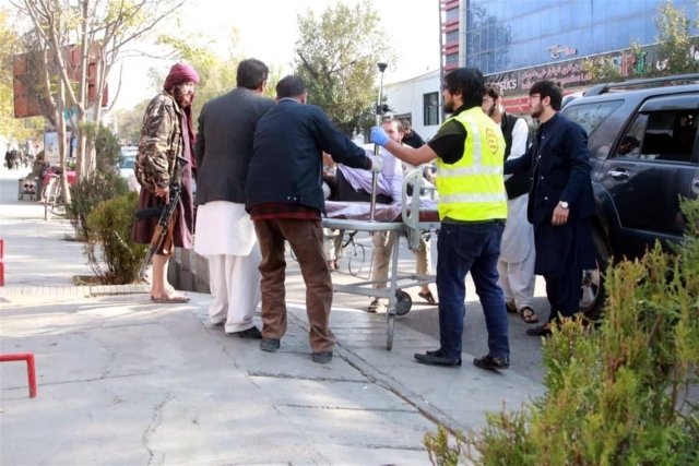 Ataque con explosivos contra hospital militar en Kabul.