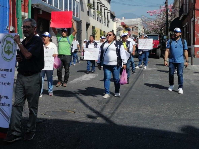 Se manifiestan integrantes del STODEM Conalep; bloquean calle Galeana