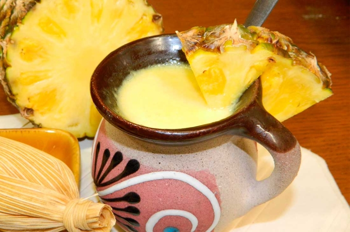 Prepara un rico atole de piña para los días fríos y nublados