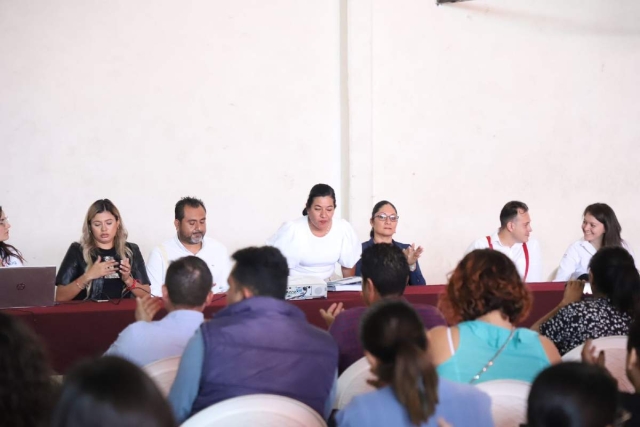 Funcionarios municipales e integrantes del Cabildo escucharon las propuestas.