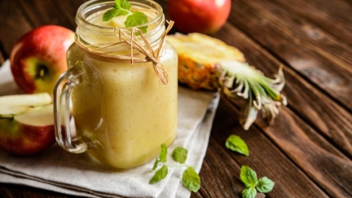 Bebidas saludables: Prepara un batido de piña con manzana y hierbabuena