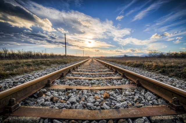 Video viral: joven sufre accidente en tren por grabar TikTok