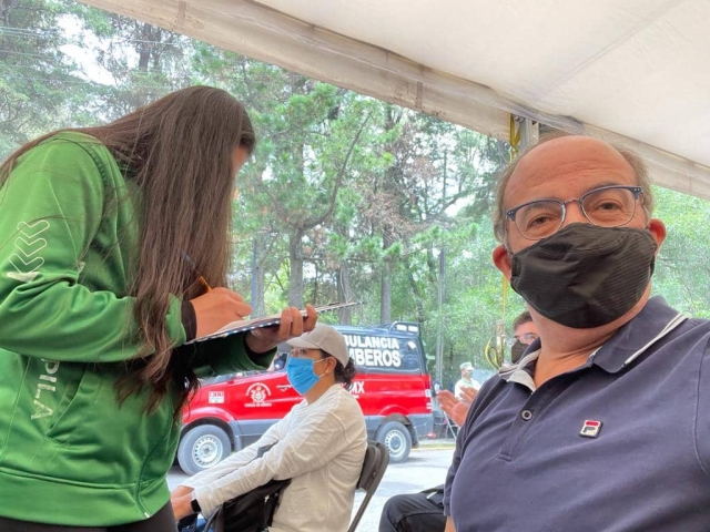 Felipe Calderón se vacuna contra COVID-19.