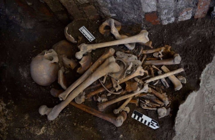 Hallan entierros humanos de la invasión francesa en templo de Puebla