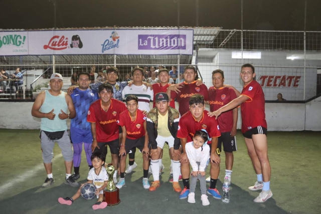 El equipo Faryd, con el trofeo que los acredita como campeones del Torneo de los Lunes de La Cascada.