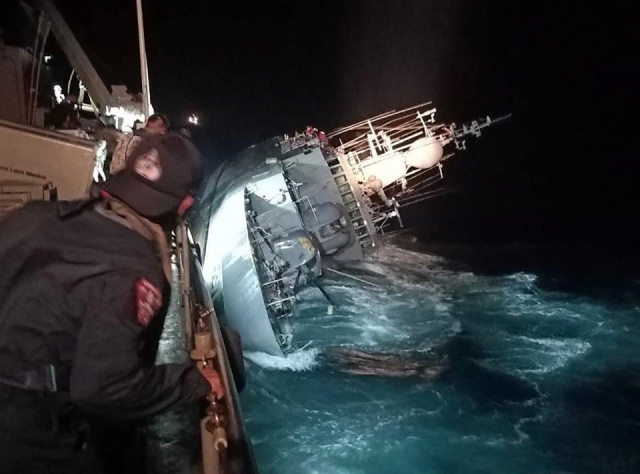 Armada tailandesa busca a 31 marineros desaparecidos tras naufragio de barco