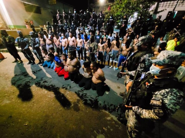 El Salvador arresta a 576 personas tras ola de asesinatos