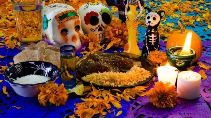 5 bebidas que por tradición se ponen en las ofrendas del Día de Muertos en México