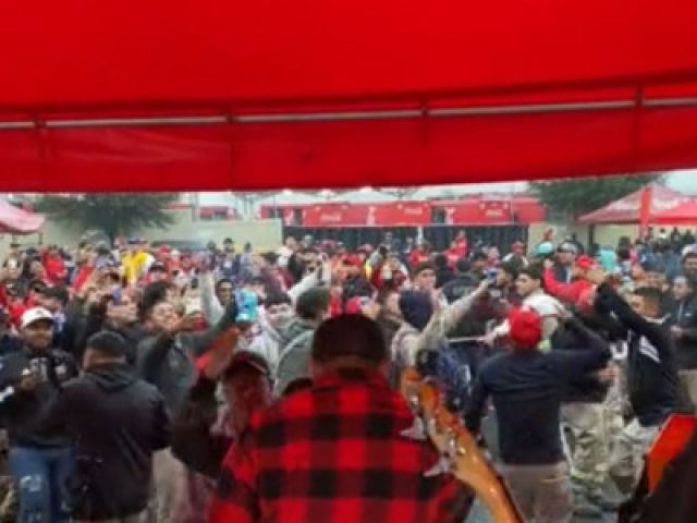 Festejo épico: Empleados de Coca Cola se viralizan con peculiar baile de fin de año