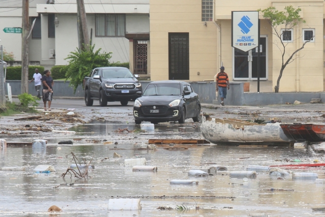 Beryl deja cinco muertos y destrozos en el Caribe