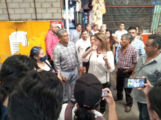Recorre Margarita González Saravia el mercado Adolfo López Mateos  