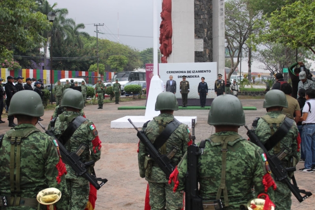 Realizan ceremonia de izamiento de Bandera Nacional en el monumento a la Revolución