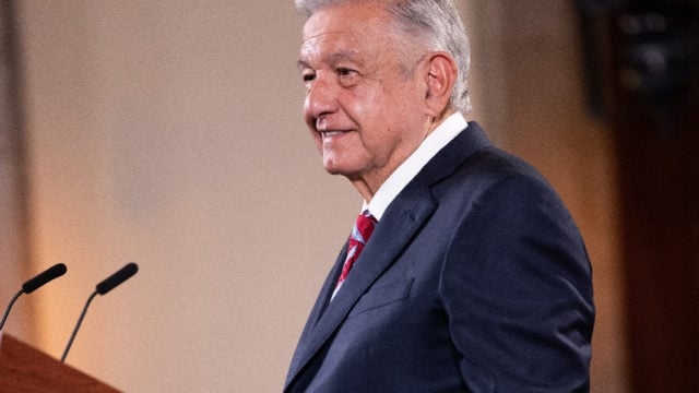 AMLO ve oportunidad de mejorar relación con consejeros del INE, pero insiste en reforma