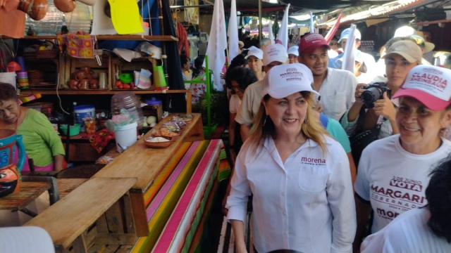 En Tepoztlán, Margarita González Saravia recorrió el mercado y diferentes calles de la cabecera municipal. 