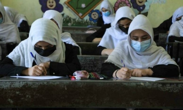 Talibanes imponen más medidas restrictivas contra las mujeres