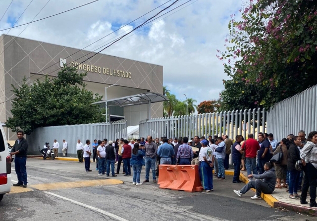 Se manifiestan pacíficamente transportistas ante Congreso local