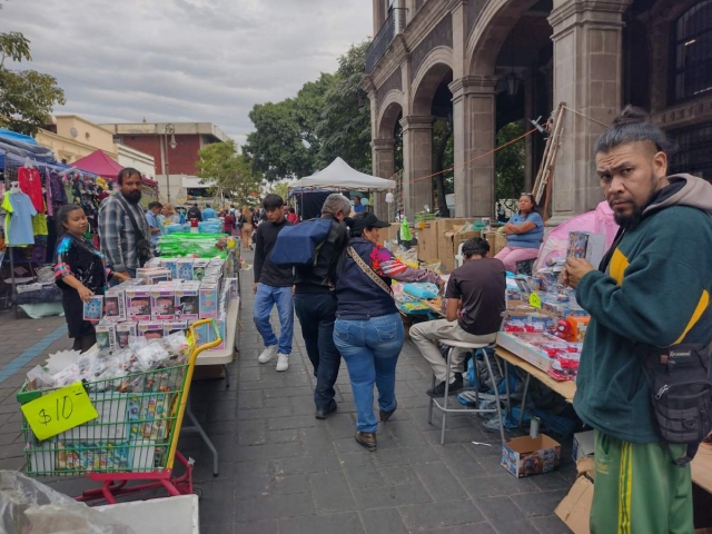 Ayer continuó la venta ambulante en el Centro de Cuernavaca. 