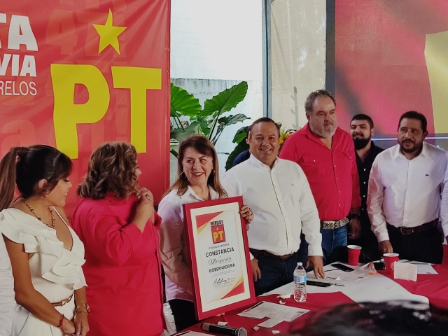 Margarita González Saravia recibió constancia como candidata a la gubernatura morelense por el PT