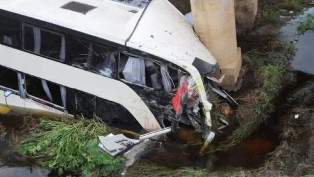 12 fallecidos en Veracruz por volcadura de autobús turístico
