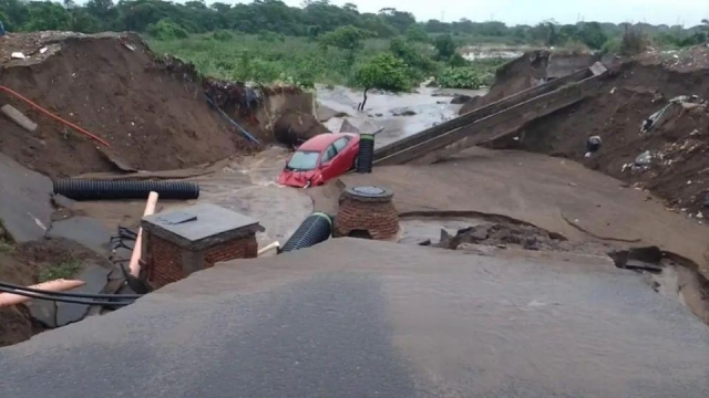 Fuertes lluvias en Veracruz provocan &#039;mega socavones&#039; en el puerto