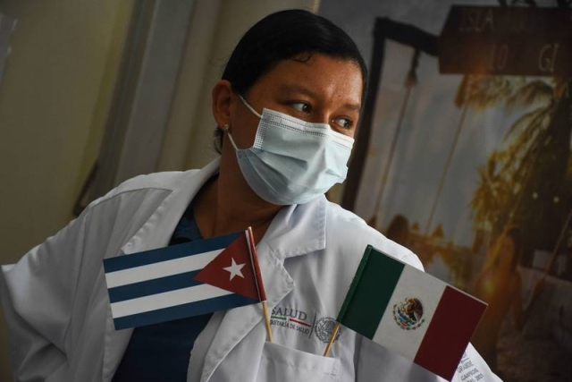 Ante déficit de especialistas, México busca médicos en todo el mundo
