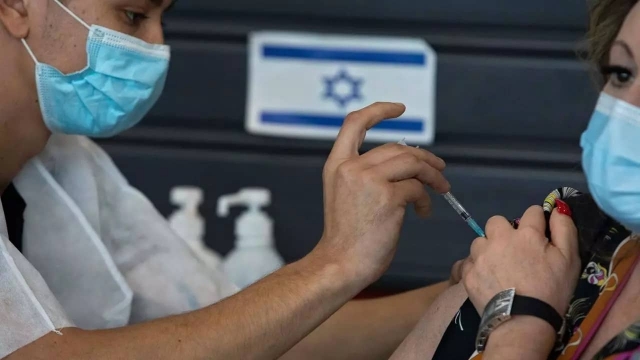Israel aprueba aplicación de tercera dosis de vacuna Pfizer contra COVID.