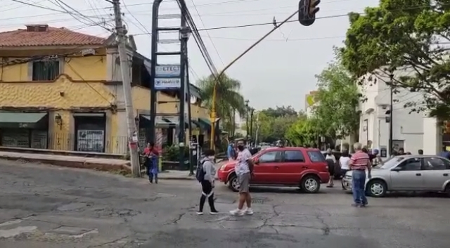 Protestan jubilados capitalinos en avenida Morelos