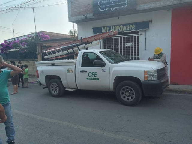 Retienen vecinos de Antonio Barona una camioneta de CFE