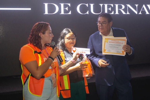 Recibe Víctor Mercado reconocimiento de la asociación civil Unidos Cuernavaca
