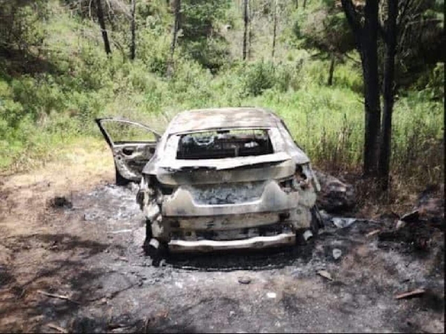 El auto también estaba calcinado.