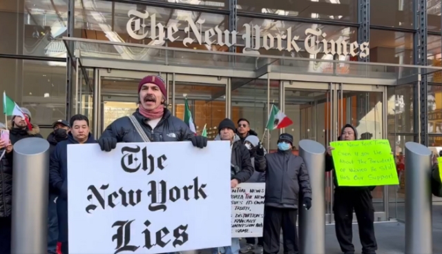 Simpatizantes de AMLO se manifiestan frente al New York Times