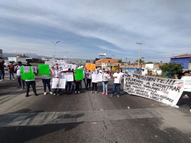 Familia mexiquense siembra el caos al cerrar el Paso Exprés