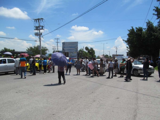 Muy molestos, vecinos de al menos tres colonias de Zacatepec se manifestaron –con pancartas y consignas– en las oficinas del SAP y bloquearon la carretera.
