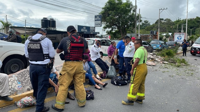 Bomberos y ERUM de Temixco atienden accidente entre unidades de transporte colectivo