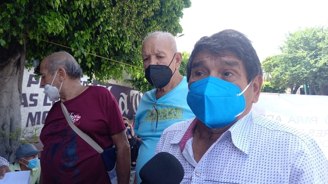 Se manifiestan jubilados del SAPAC en la avenida Morelos